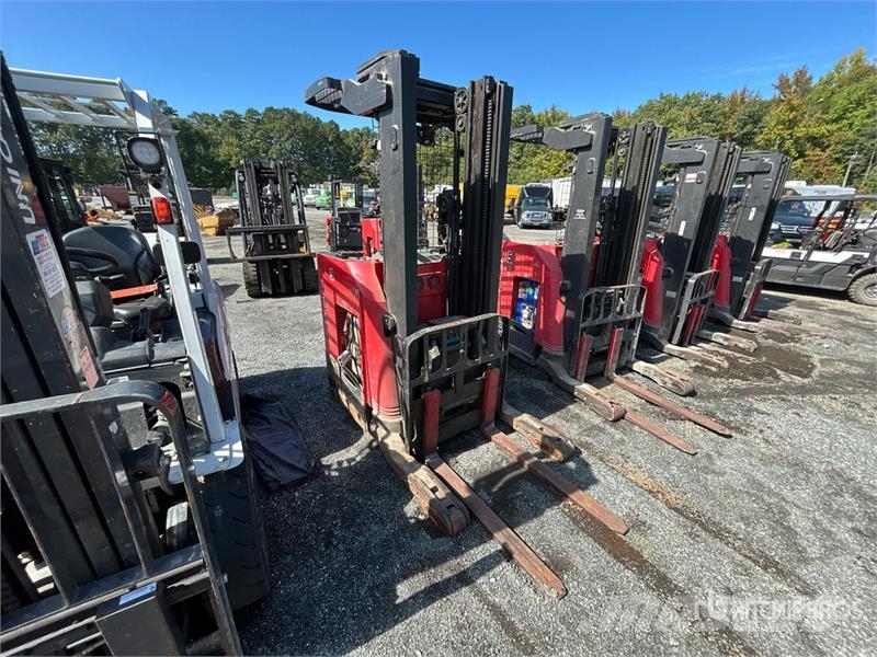Raymond 7300 4200 lb Reach Truck リーチフォークリフト