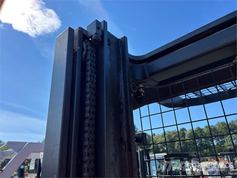 Raymond 7300 4200 lb Reach Truck リーチフォークリフト