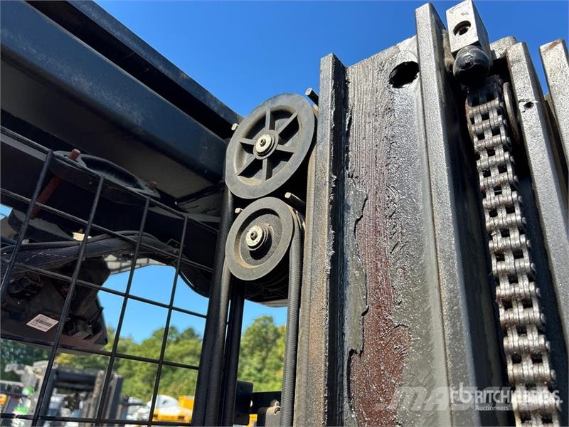 Raymond 7300 4200 lb Reach Truck リーチフォークリフト