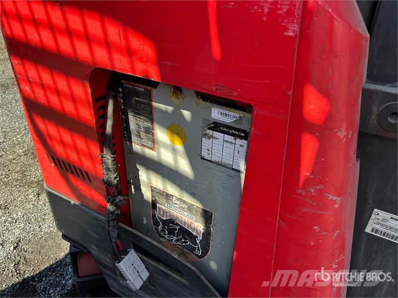 Raymond 7300 4500 lb Reach Truck リーチフォークリフト