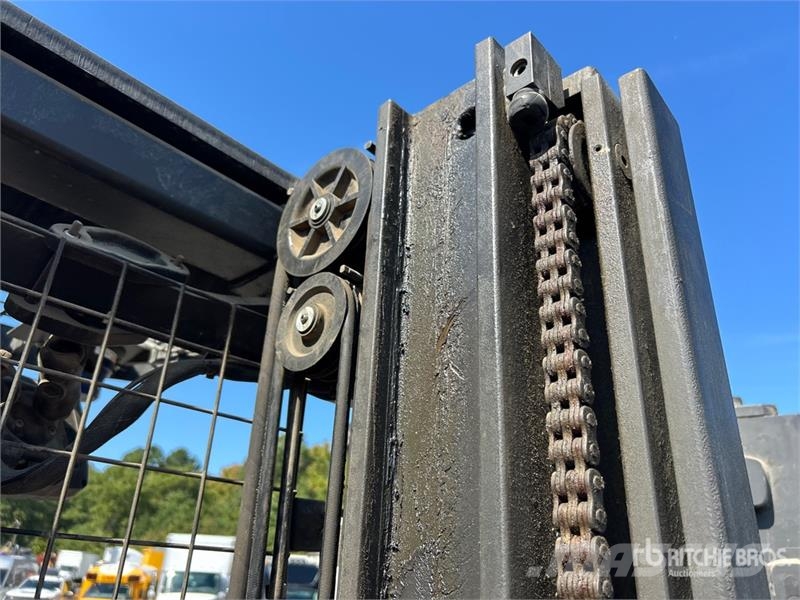 Raymond 7300 4500 lb Reach Truck リーチフォークリフト