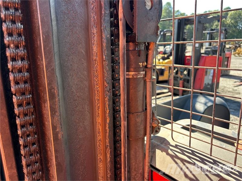 Raymond 7300 4500 lb Reach Truck リーチフォークリフト