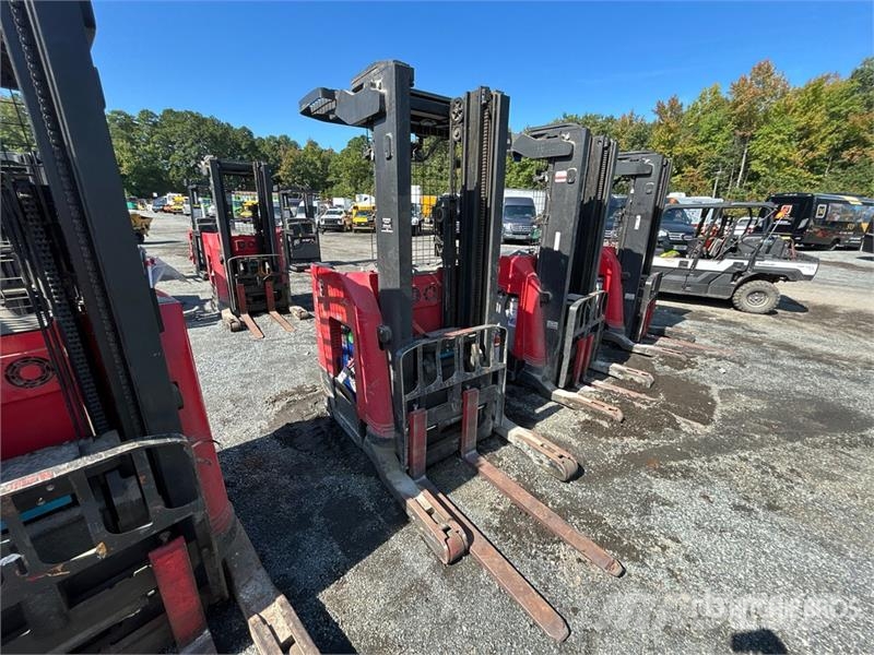 Raymond 7300 4500 lb Reach Truck リーチフォークリフト