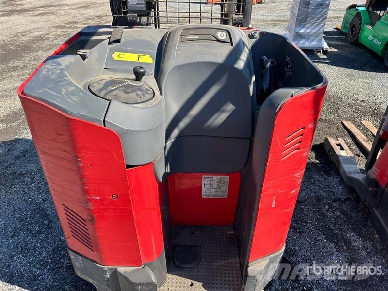 Raymond 7300 4500 lb Reach Truck リーチフォークリフト