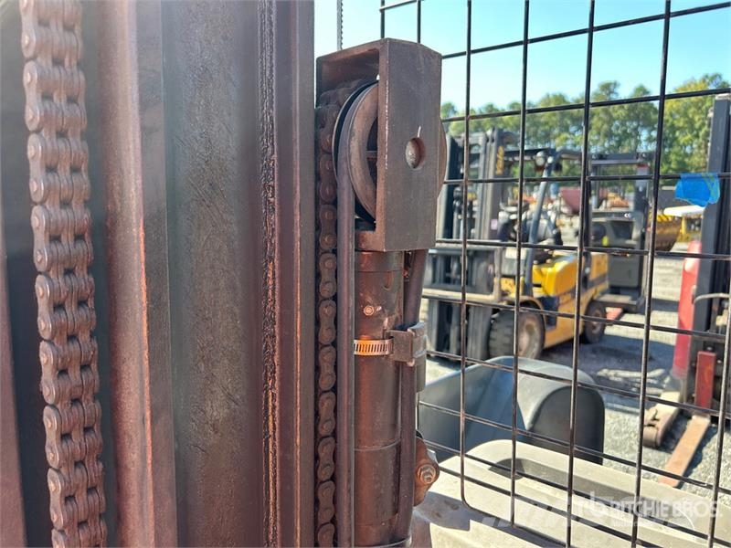 Raymond 7300 4500 lb Reach Truck リーチフォークリフト