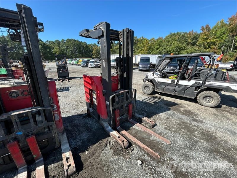 Raymond 7300 4500 lb Reach Truck リーチフォークリフト