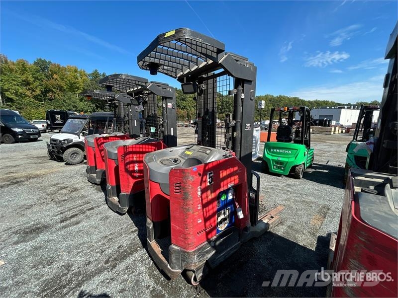 Raymond 7300 4500 lb Reach Truck リーチフォークリフト