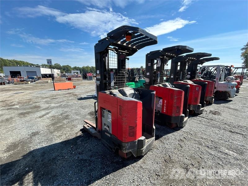 Raymond 7300 4500 lb Reach Truck リーチフォークリフト