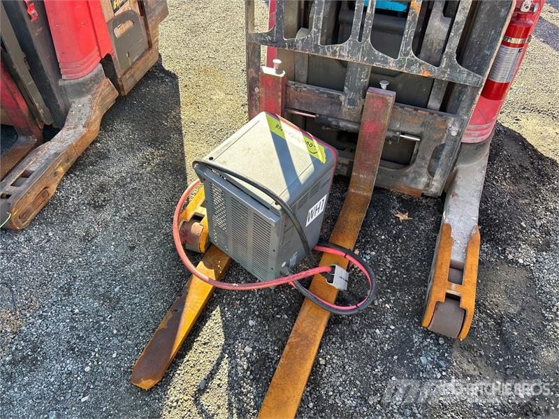 Raymond 7300 4500 lb Reach Truck Montacargas de alcance de gran altura