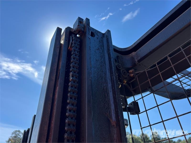 Raymond 7300 4500 lb Reach Truck リーチフォークリフト