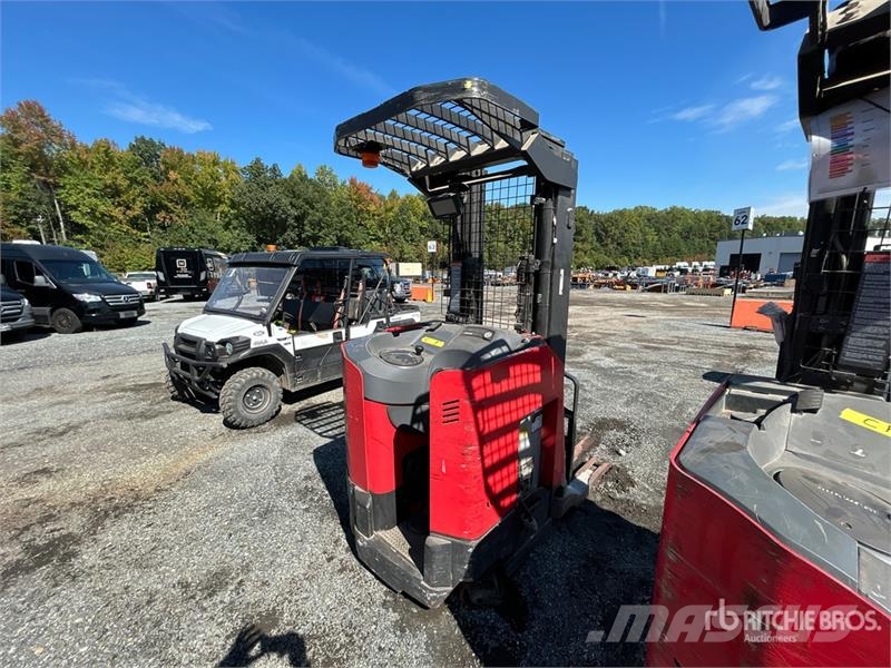 Raymond 7300 4500 lb Reach Truck リーチフォークリフト