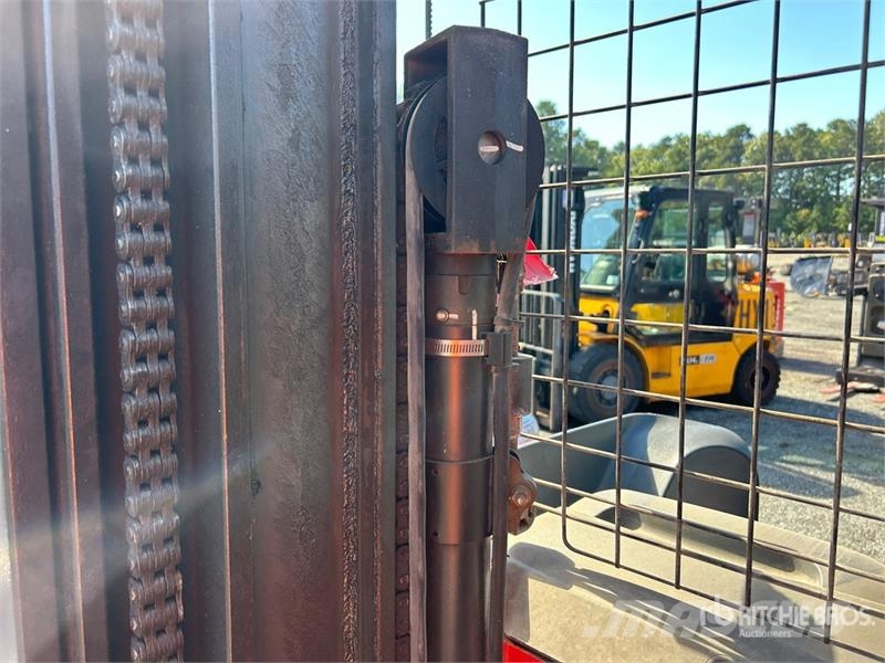 Raymond 7300 4500 lb Reach Truck 前移式叉车