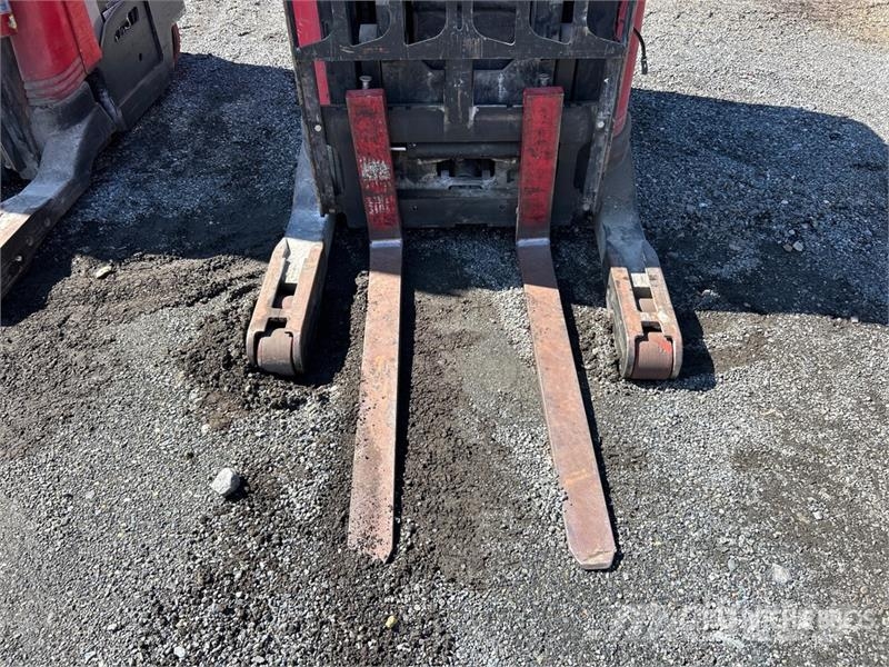 Raymond 7300 4500 lb Reach Truck リーチフォークリフト
