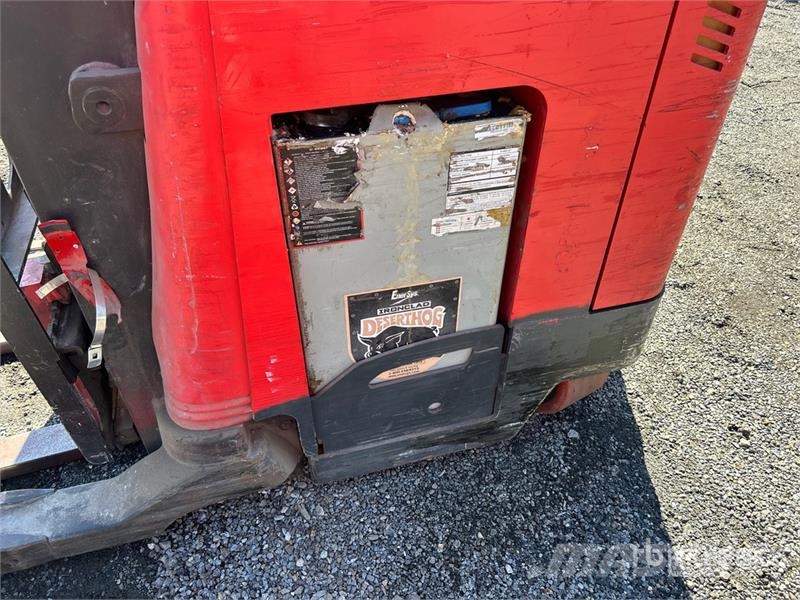 Raymond 7300 4500 lb Reach Truck リーチフォークリフト