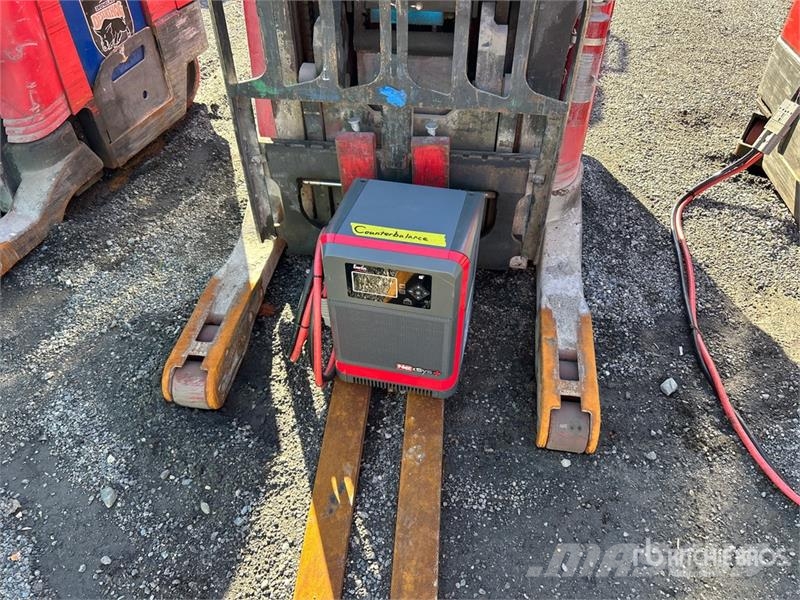 Raymond 7300 4500 lb Reach Truck شاحنة مناولة