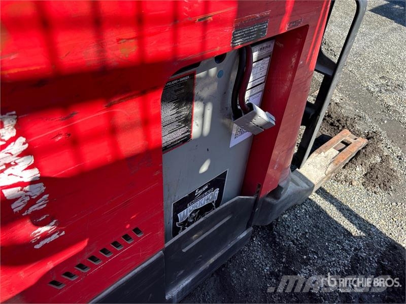 Raymond 7300 4500 lb Reach Truck Viličari sa pomičnim stupom