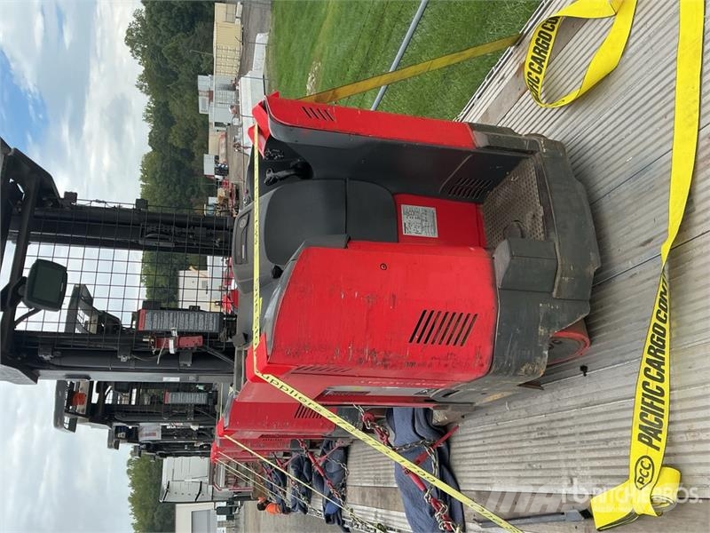 Raymond 7300 4500 lb Reach Truck リーチフォークリフト