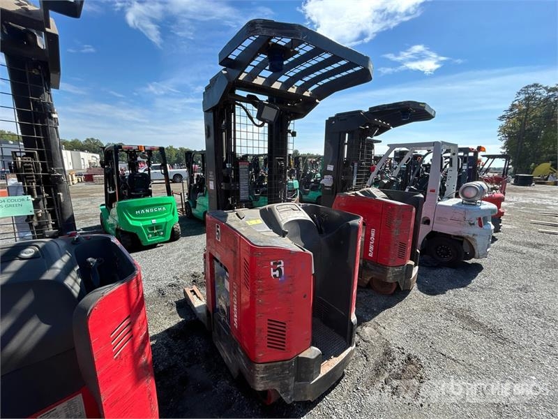 Raymond 7300 4500 lb Reach Truck リーチフォークリフト