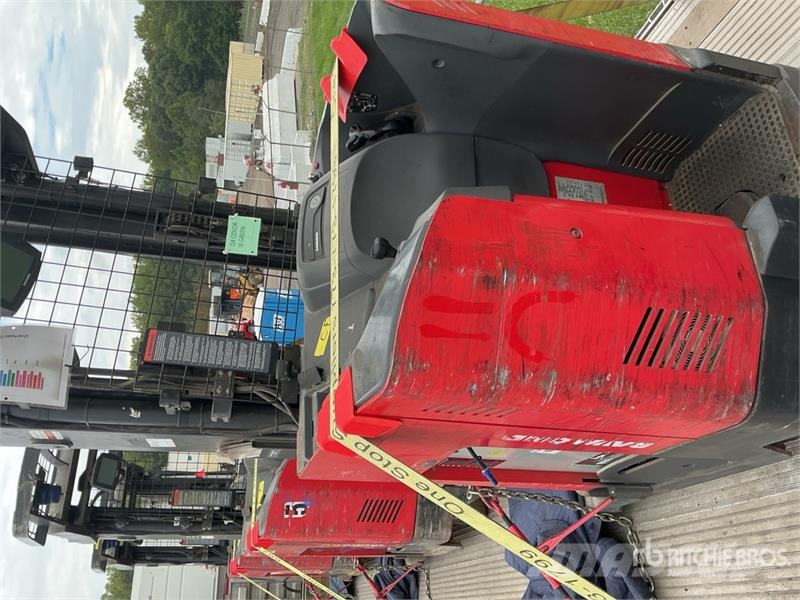 Raymond 7300 4500 lb Reach Truck リーチフォークリフト