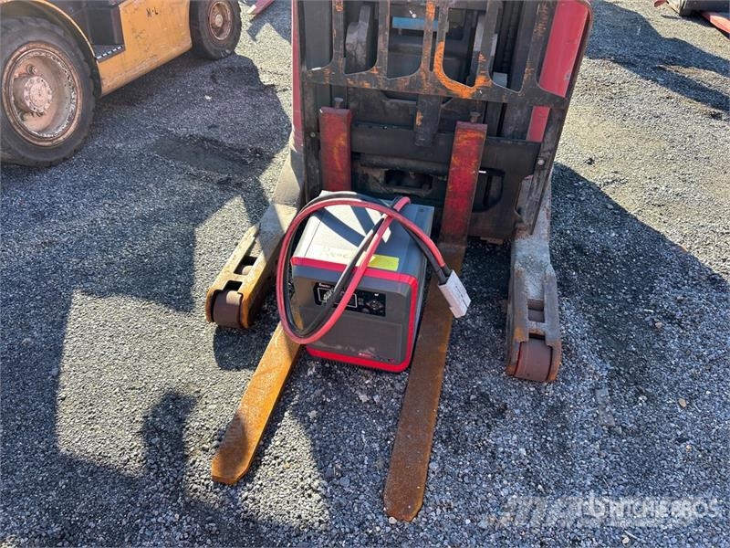 Raymond 7300 4500 lb Reach Truck شاحنة مناولة