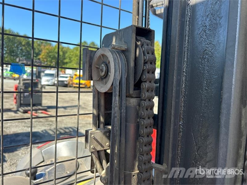 Raymond 7300 4500 lb Reach Truck リーチフォークリフト