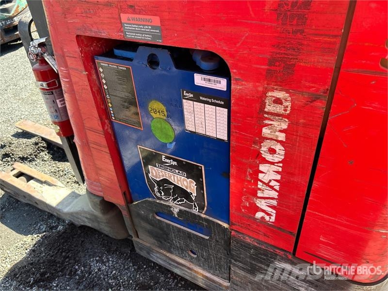 Raymond 7300 4500 lb Reach Truck リーチフォークリフト