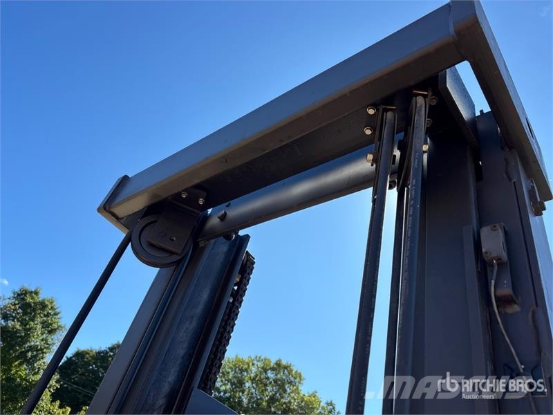 Raymond EASi-OPC30TT 3000 lb Order Picker (Inoperable) Medium lift order picker