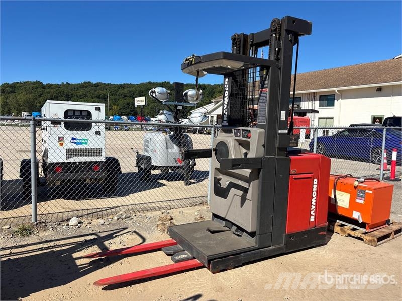 Raymond EASi-OPC30TT 3000 lb Order Picker (Inoperable) Medium lift order picker