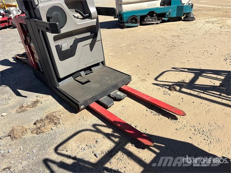 Raymond EASi-OPC30TT 3000 lb Order Picker (Inoperable) Medium lift order picker