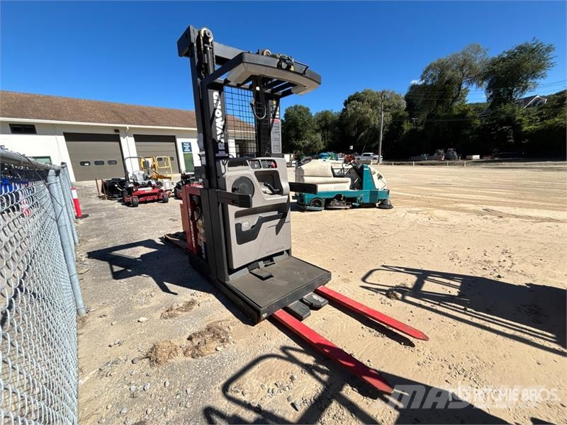 Raymond EASi-OPC30TT 3000 lb Order Picker (Inoperable) Medium lift order picker