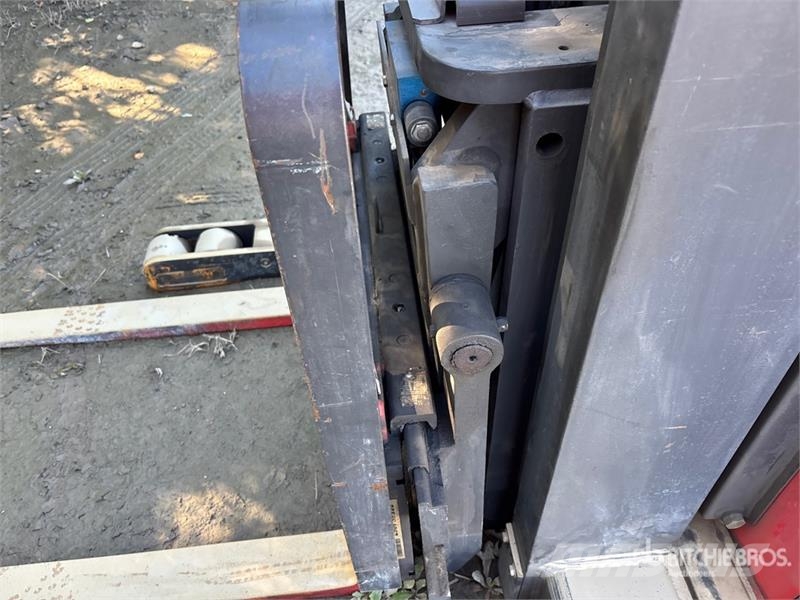 Raymond EASI R45TT-M 4500 lb Reach Truck Empilhadores Elevadores