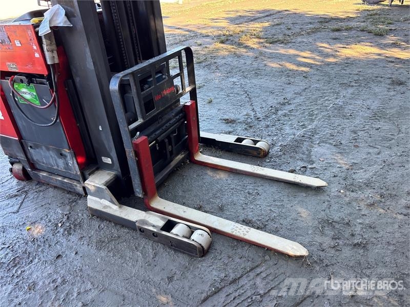 Raymond EASI R45TT-M 4500 lb Reach Truck Empilhadores Elevadores