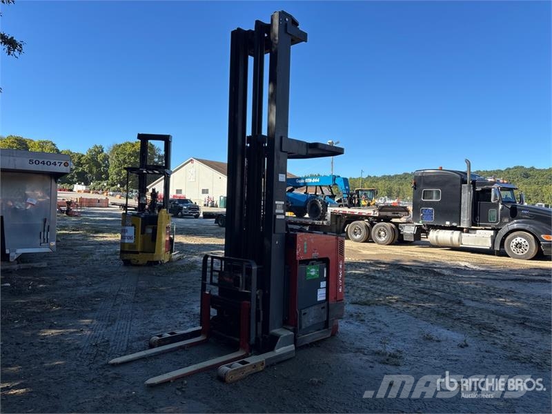 Raymond EASI R45TT-M 4500 lb Reach Truck Empilhadores Elevadores