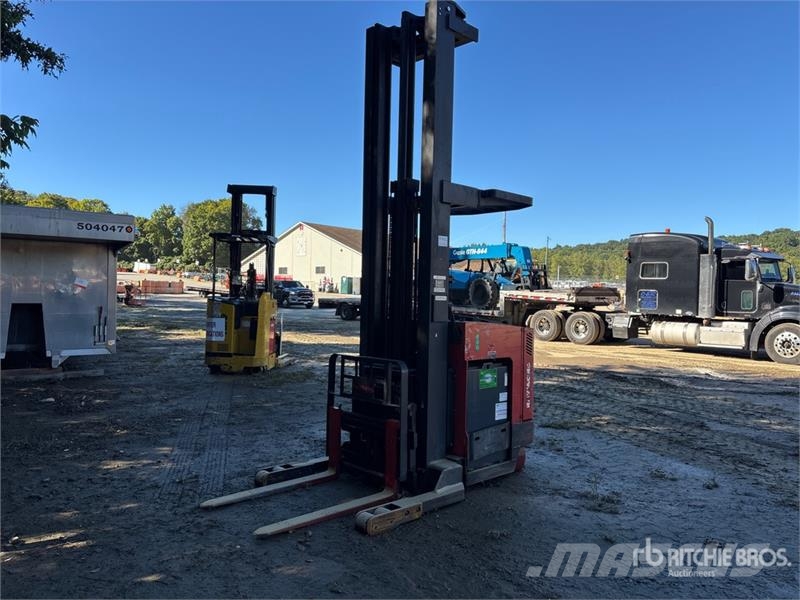 Raymond EASI R45TT-M 4500 lb Reach Truck Empilhadores Elevadores