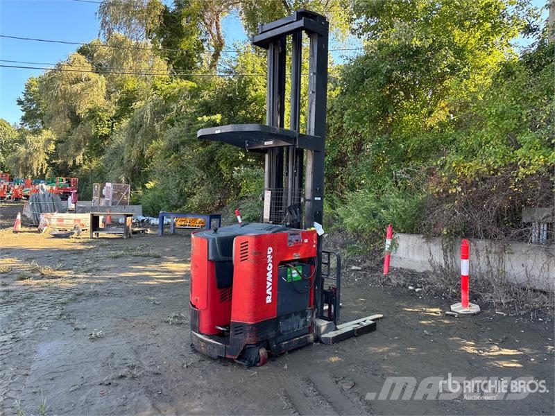 Raymond EASI R45TT-M 4500 lb Reach Truck Empilhadores Elevadores