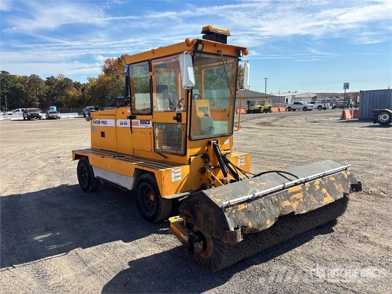  Roscoe 4890 Power Broom Barredoras