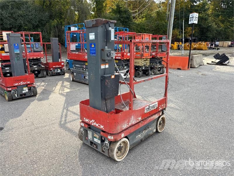 SkyJack SJ12 Vertical Mast Lift Vertikālie pacēlāji