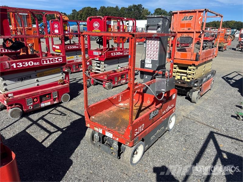 SkyJack SJ12 Vertical Mast Lift 垂直升降工作台