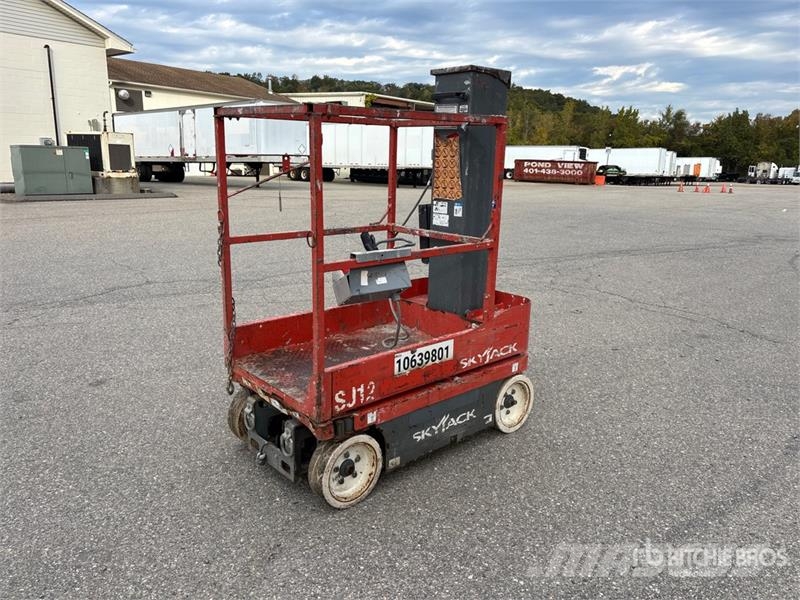 SkyJack SJ12 Vertical Mast Lift Vertikālie pacēlāji