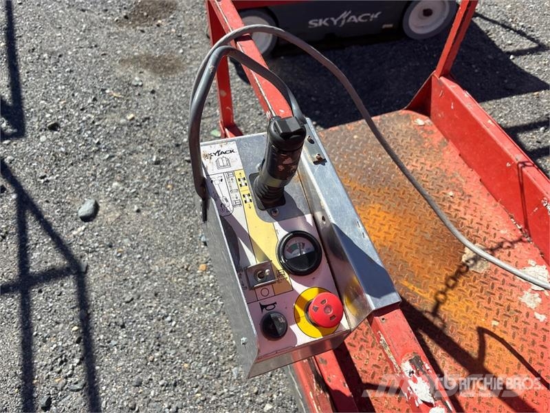 SkyJack SJ12 Vertical Mast Lift 垂直升降工作台