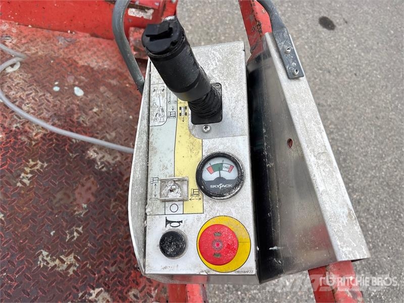 SkyJack SJ12 Vertical Mast Lift Vertikālie pacēlāji