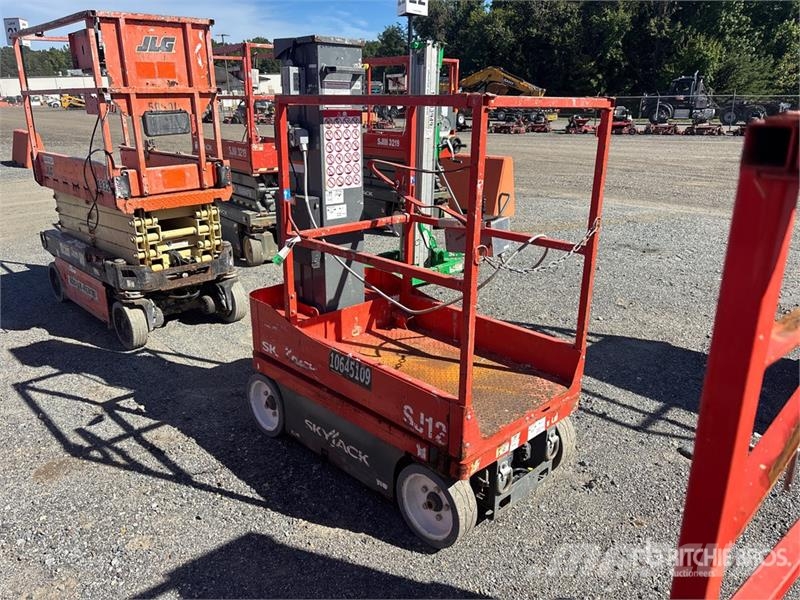 SkyJack SJ12 Vertical Mast Lift 垂直升降工作台