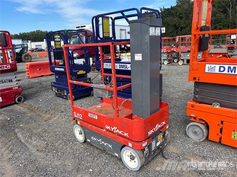 SkyJack SJ12 Vertical Mast Lift Personenaufzüge