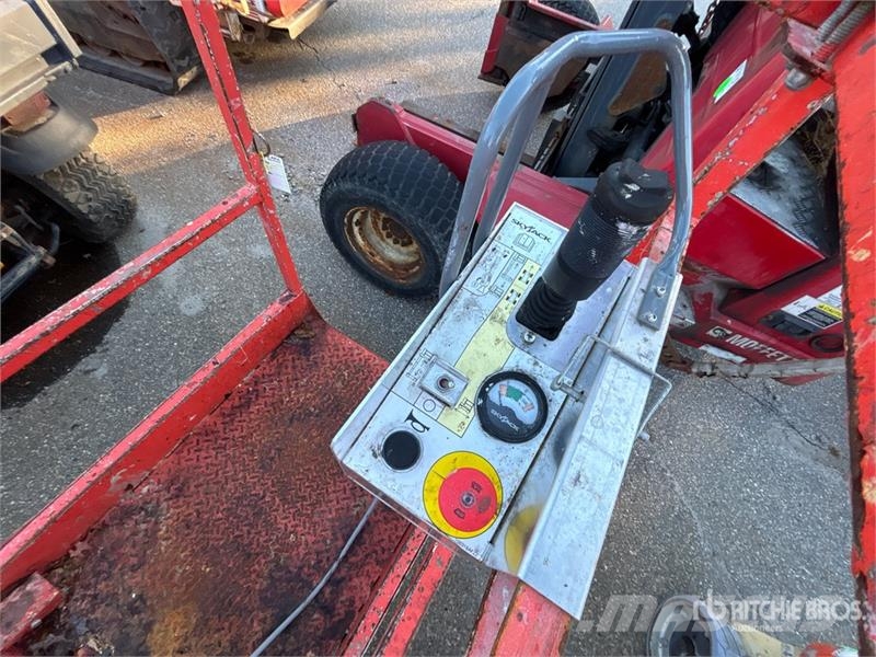 SkyJack SJ16 رافعات السارية الرأسية