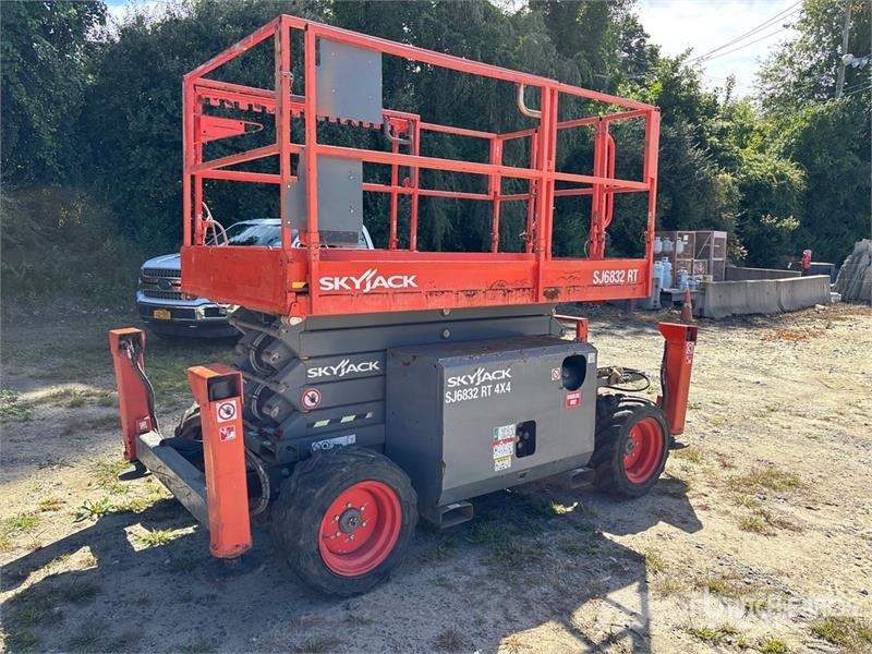 SkyJack SJ6832 RT Ножничные подъемники