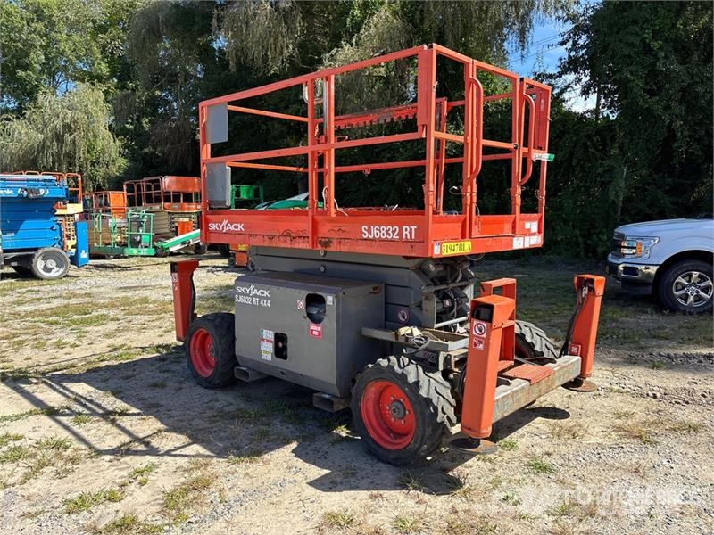 SkyJack SJ6832 RT Ножничные подъемники