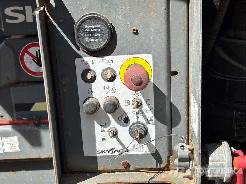 SkyJack SJ6832 RT Ножничные подъемники
