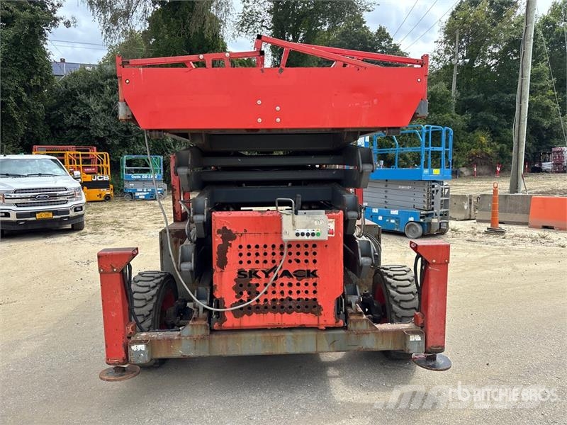 SkyJack SJ9250 RT 4x4 Diesel Scissor Lift Ollós emelők