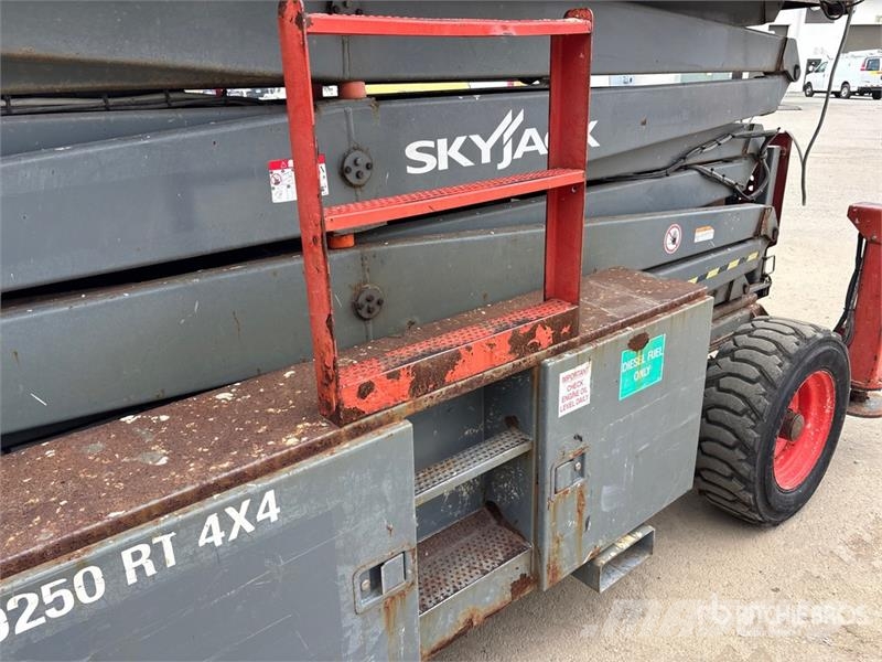 SkyJack SJ9250 RT 4x4 Diesel Scissor Lift Schaarhoogwerkers