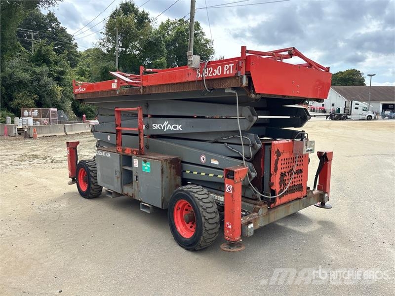 SkyJack SJ9250 RT 4x4 Diesel Scissor Lift Ollós emelők